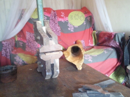 voila la petite presse qui ma servi a coller ensemble les planchettes de bois pour les embouchures...et une vue sur la cloche de mon premier sandidge en buis