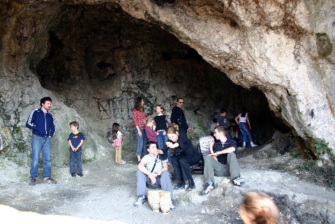 L'entrée de la grotte avec des promeneurs en spectateurs