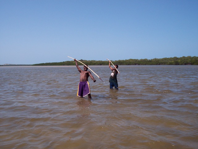 Mirarra et Vernon lors de la pêche à la lance