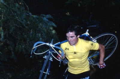 De préférence dans un champ de patates en pente douce comme la folie muni de chaussures de ski...