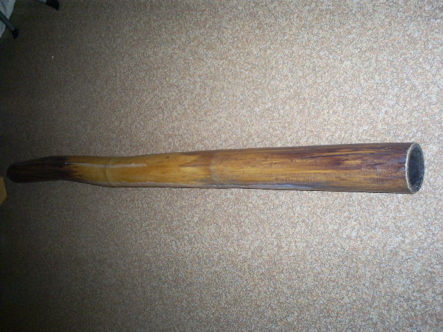 Un Bambou qui appartient a mon Ami Martin qui malheureusement le laissait trainer chez lui ! Ce bambou a un son très grave qui fait trembler les murs !!