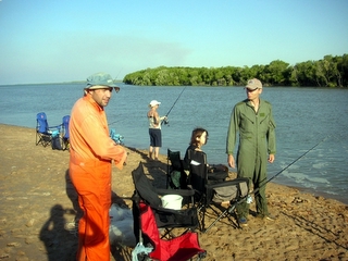 A peine descendu de l'avion apres quelques heures de vol 27h Stade et amelie nous emmenent a Buff Creek pour la premiere partie de pêche et notre premiere journée dans le top end...ca commence fort....