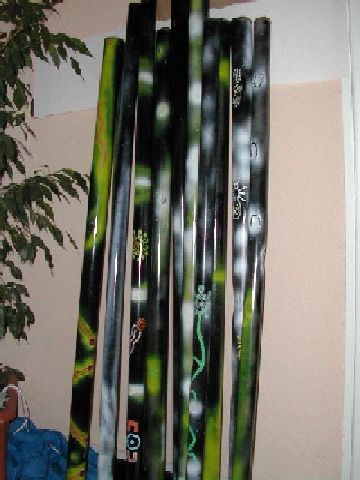 Et hop! 2-3 Coup de bombe sans oublier quelques symboles Aborigénes ( comme ça on parlera aussi culture Aborigéne ) et le tour est joué..